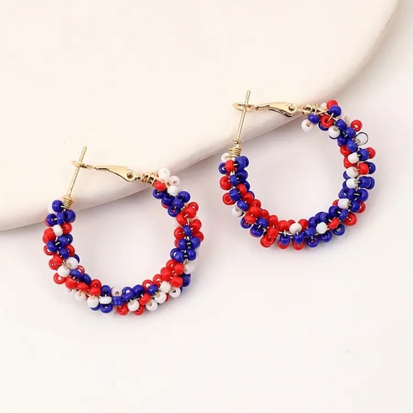 Boho USA Flag colors glass beaded C shape gold tone earrings 4th of July NWT - Picture 5 of 5